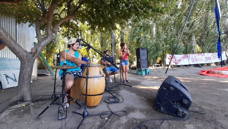 Festival solidario junto a familias sin techo de Senillosa