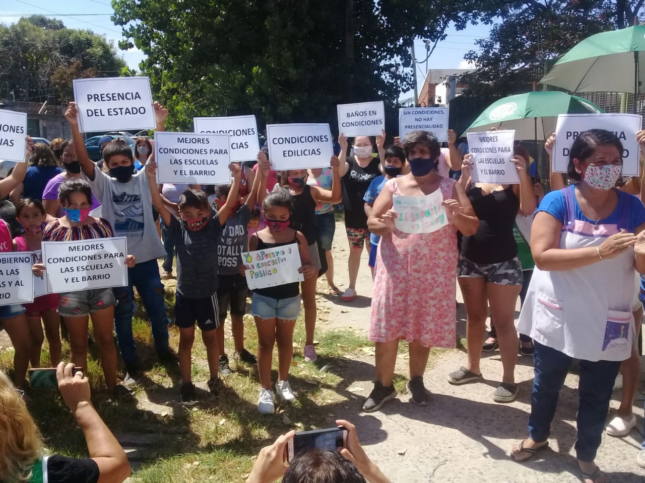 Multitudinario abrazo en escuela del barrio Las Flores en reclamo de una presencialidad segura