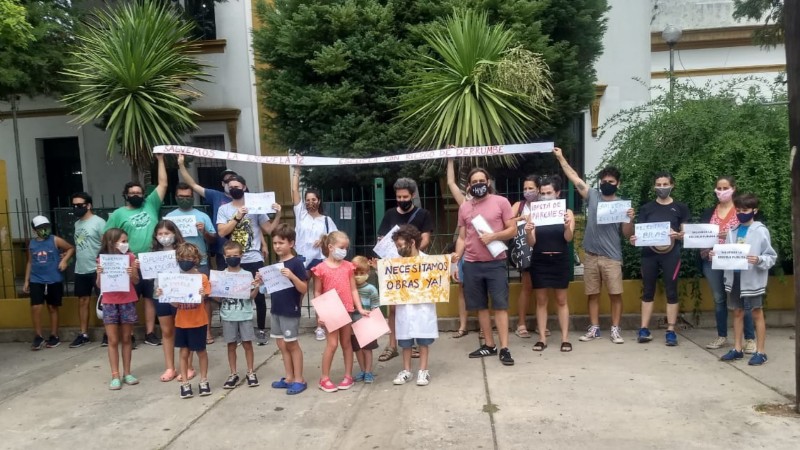 Abrazo a la Escuela Primaria 12 de City Bell en reclamo de mejoras edilicias