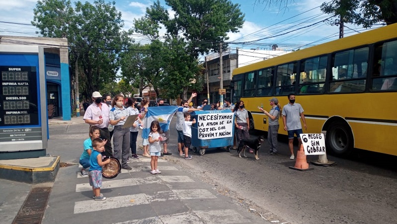 [Video]Trabajadores de YPF sostienen la toma y ayer cortaron parcialmente la calle en Rosario