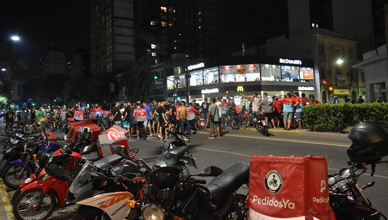 Paro y caravana de repartidores de Pedidos Ya por aumento de salario en Rosario