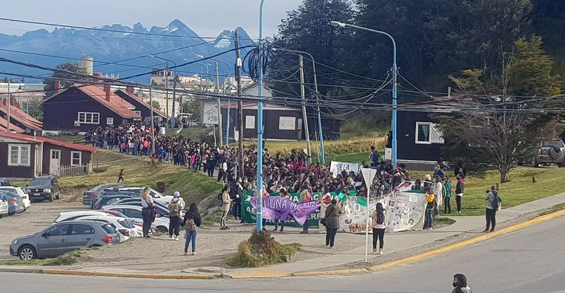 8M: cientos de mujeres marcharon en Ushuaia al grito de #NiUnaMenos