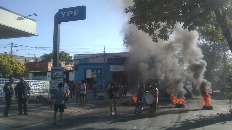 Rosario: cortan la calle trabajadores de estación de servicio YPF 