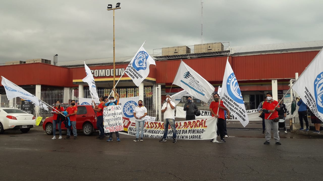 Protesta de trabajadores de supermercado Comodín en Jujuy