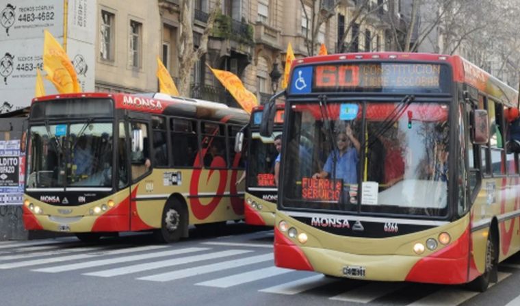 Choferes de colectivos empapelaron el AMBA por salario de $100.000 y vacunas