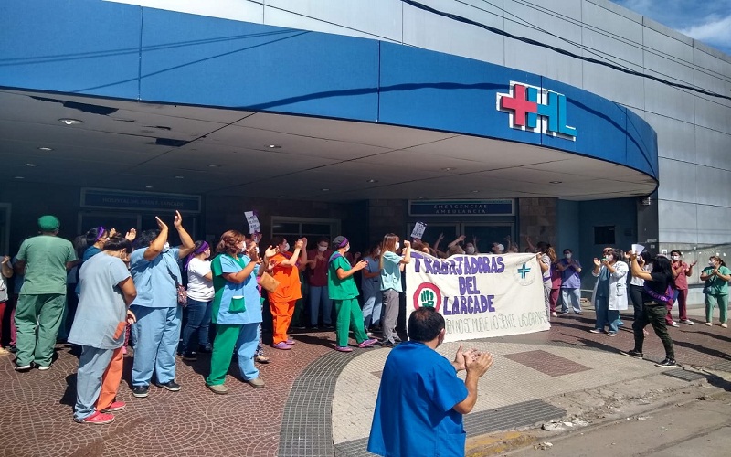 Trabajadores del Hospital Larcade acompañan abrazo solidario junto a la comunidad