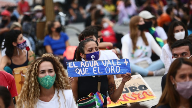 El agua vale más que todo: marcha en Buenos Aires contra el avance extractivista 