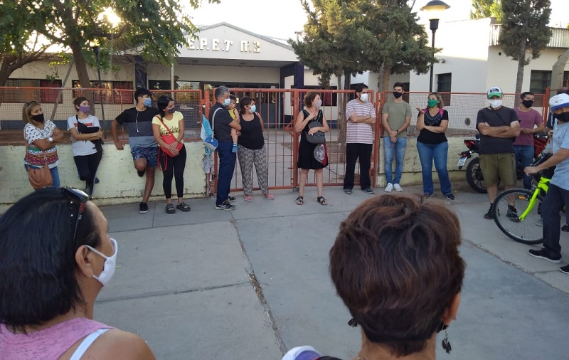 Familias y docentes denuncian el estado de las escuelas neuquinas