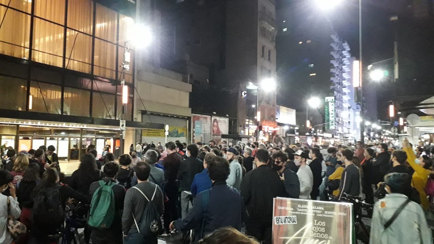 Más de 250 trabajadores del arte protestaron frente al Teatro San Martín