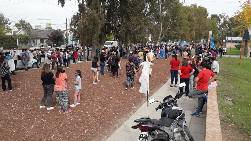 Con una caravana, Centenario expresó el apoyo a los y las trabajadoras de salud