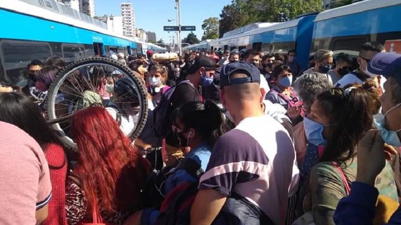 Así se viaja en el tren Sarmiento en medio del récord de contagios en el AMBA