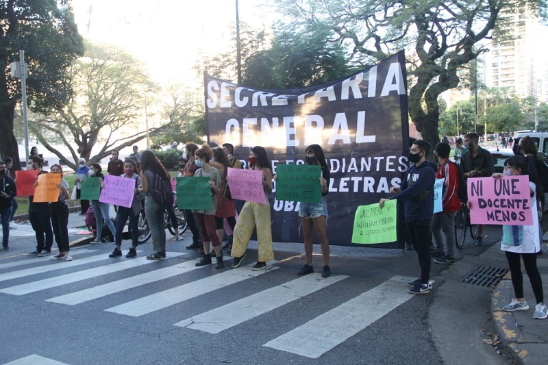 Estudiantes se movilizaron por su compañero secundario fallecido por coronavirus