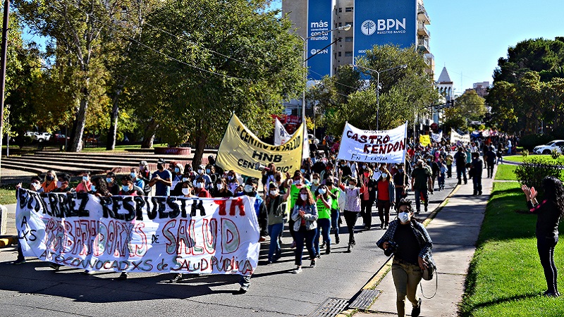 Imágenes de la multitudinaria movilización de la salud en Neuquen