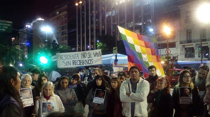 Fogata en el centro porteño en apoyo al cacique Félix Díaz