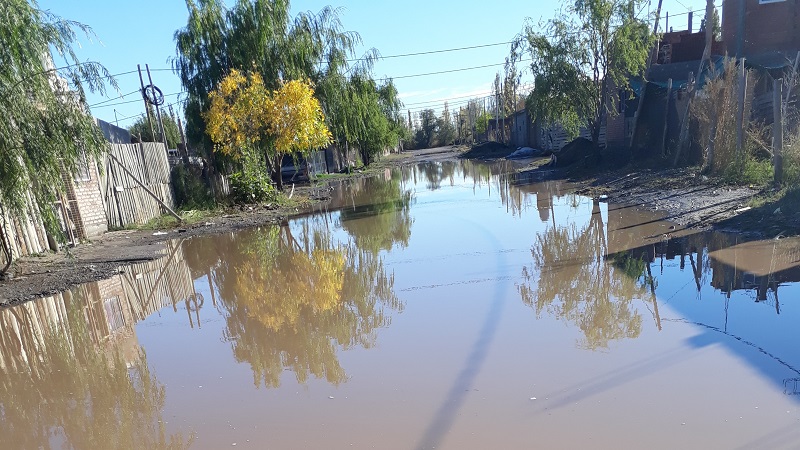 Los barrios populares de Cipolletti bajo el agua