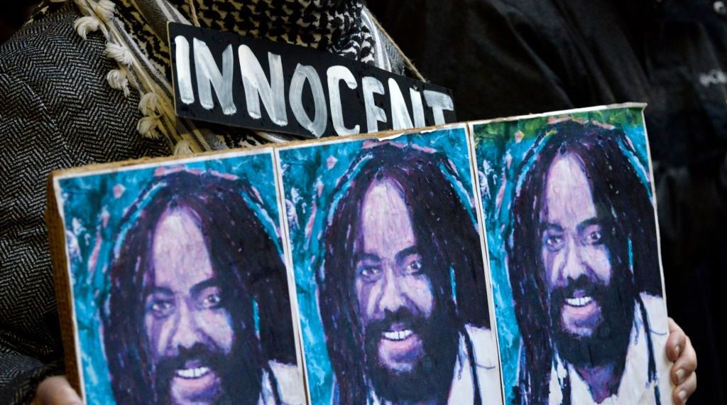 Mumia Abu-Jamal se encuentra encadenado a una cama de hospital tras una cirugía cardíaca