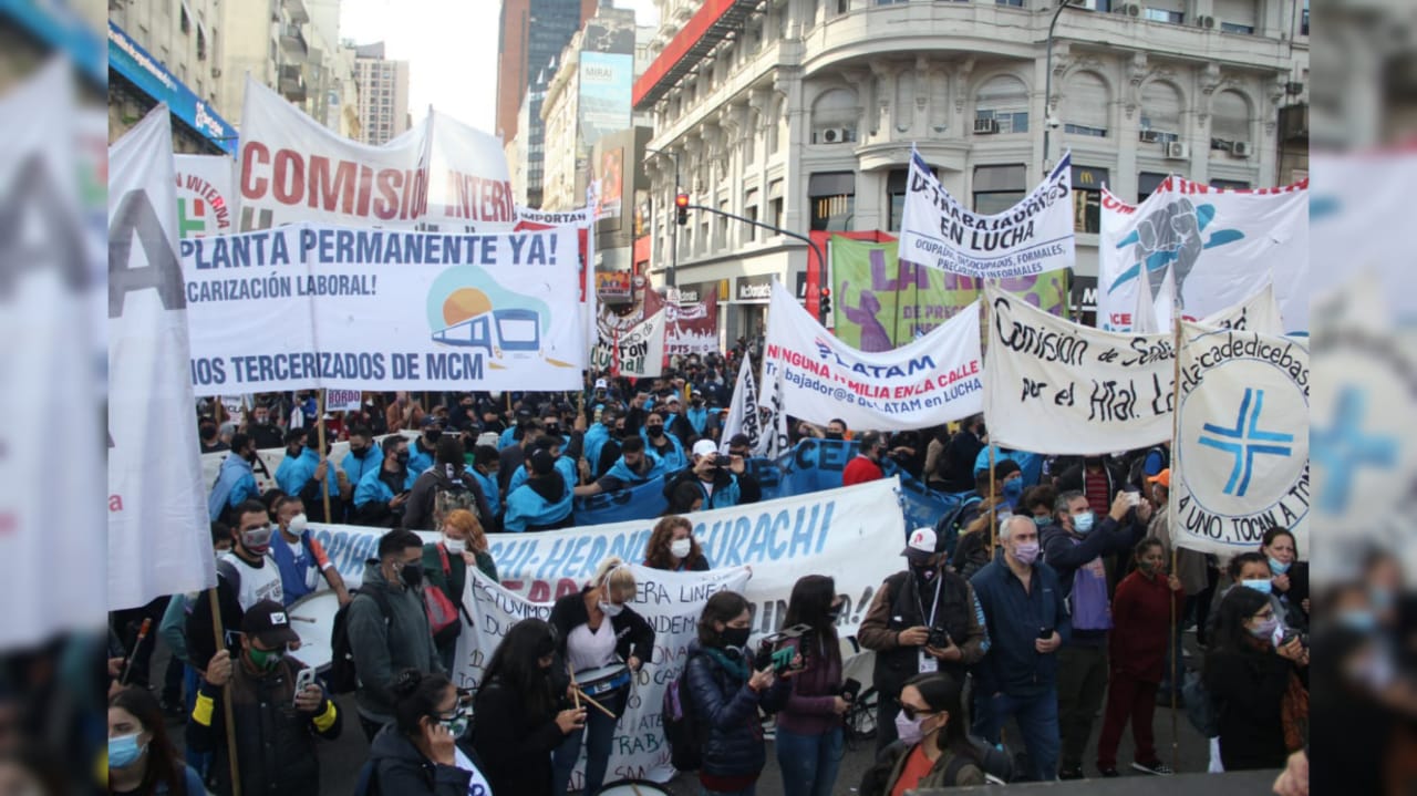 Salario mínimo y ataques mediáticos: ¿quién lo negocia y quién ataca la movilización?