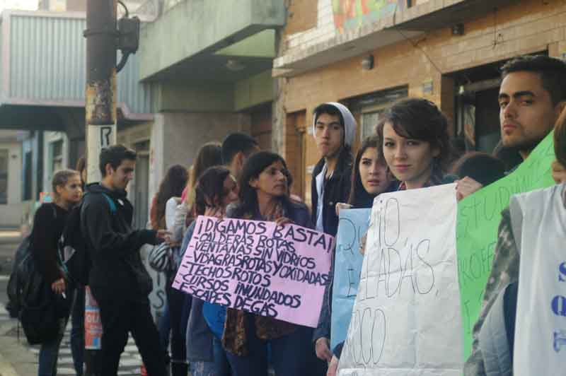 Nueva protesta de docentes y estudiantes en Quilmes