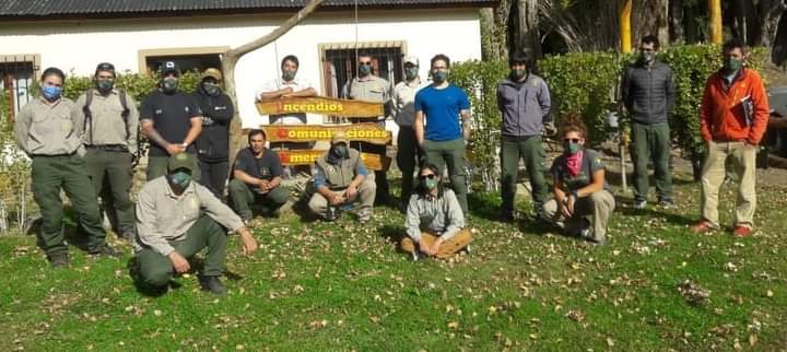 Caminata de brigadistas del Parque Nacional Los Glaciares contra la precarización