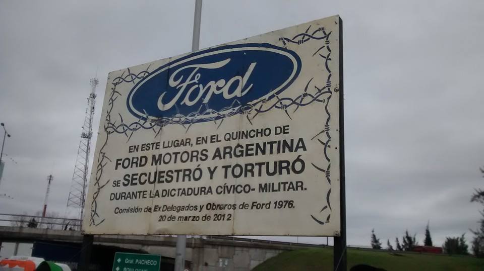 Ex detenidos desaparecidos vuelven a colocar el cartel que denuncia a la Ford