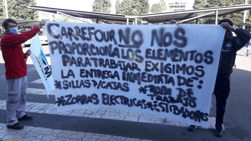 Máquinas rotas, sueldos bajos y precariedad: así se trabaja en una sucursal de Carrefour