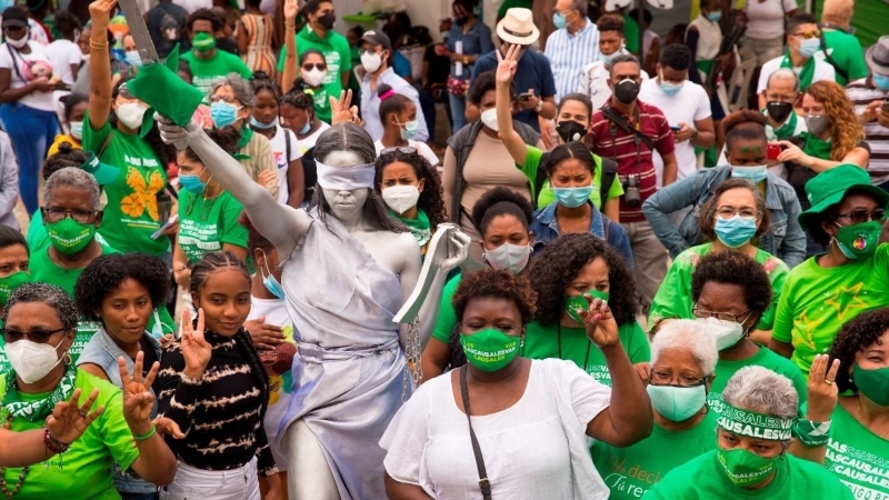 Dominicanas inundan la capital por el derecho al aborto