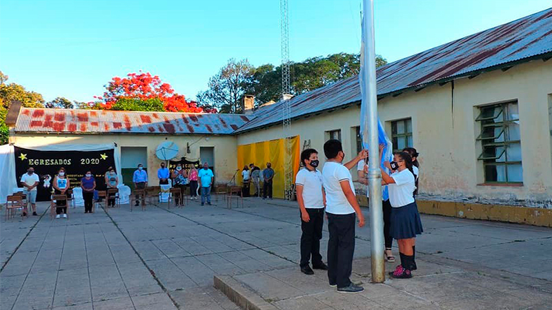 Prioridades del Gobierno correntino: escuelas sin agua y millones para luces y una fuente