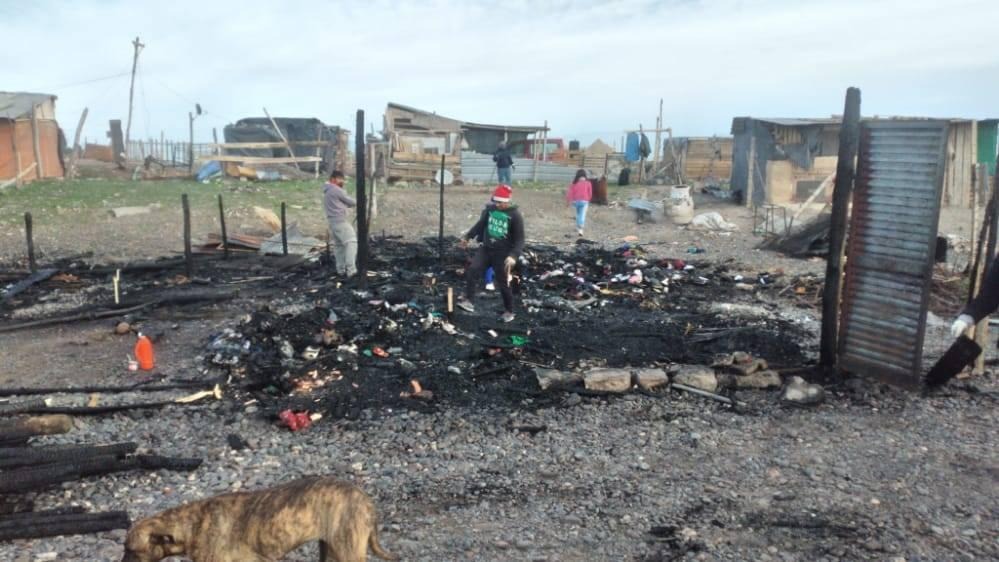 Incendio en la toma Casimiro de Neuquen