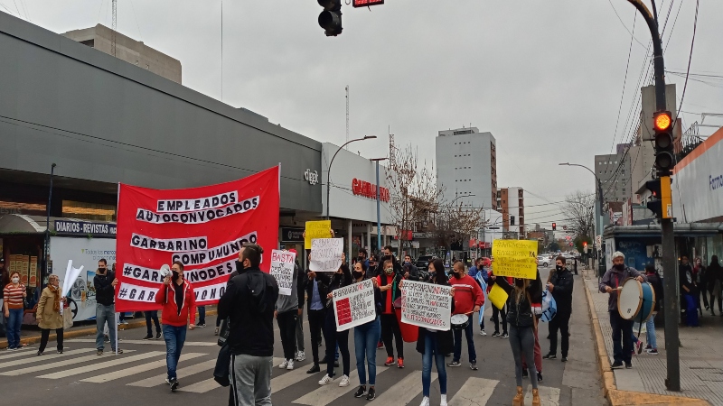 Trabajadores de Garbarino se manifestaron frente a la sucursal de San Miguel