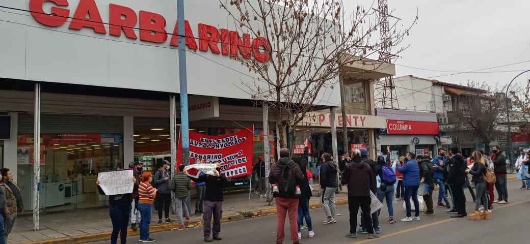 Trabajadores de Garbarino cuentan la situación con la empresa