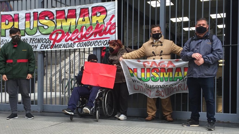 Trabajadores de Plusmar se encadenaron en el Ministerio de Trabajo