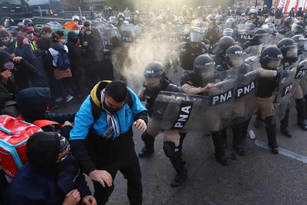 Argentina: movilización de trabajadores y desocupados fue reprimida por el Gobierno de Fernández