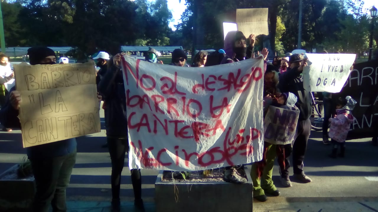 Familias del barrio La Cantera se movilizan contra el desalojo