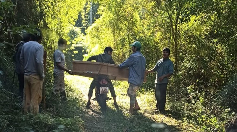 Misiones: comunidad mbya trasladó en moto el atúd de una cacique por falta de accesos 