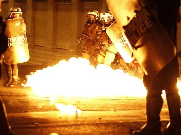 Jornada de huelga y movilizaciones en Grecia, enfrentamientos con la policía en plaza Syntagma