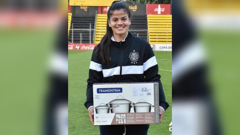 Las ollas no son nuestro regalo: polémica por el premio a una futbolista