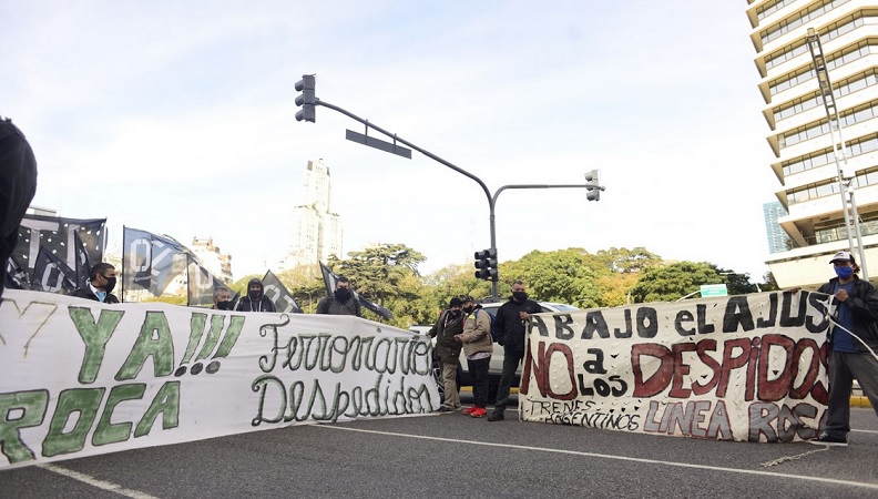 Ferroviarios despedidos se concentran en la estación Kosteki y Santillán