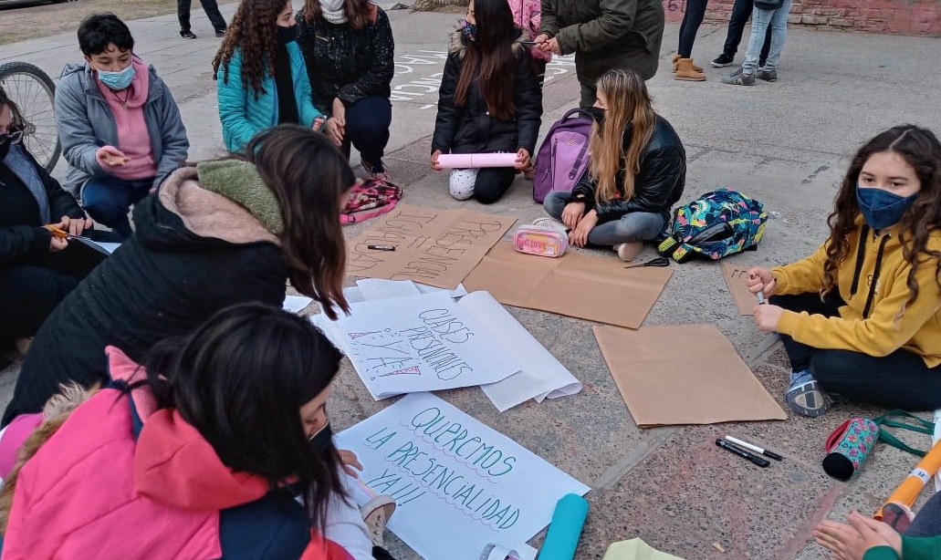 Estudiantes del CPEM 55 de Plottier exigen clases presenciales