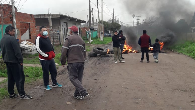 Pilar: vecinos cortan calle reclamando obras de infraestructura