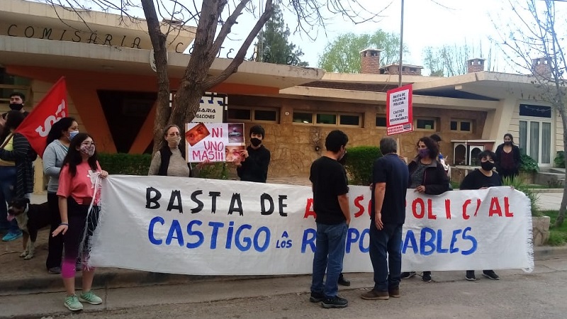 Familiares y organizaciones movilizaron contra la violencia policial en Centenario