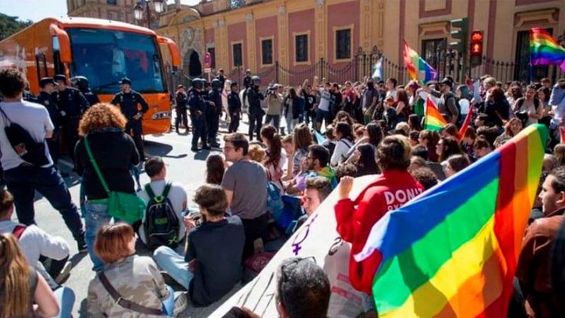 Odio homófobo en Madrid: le marcan a un joven la palabra maricón con una navaja 