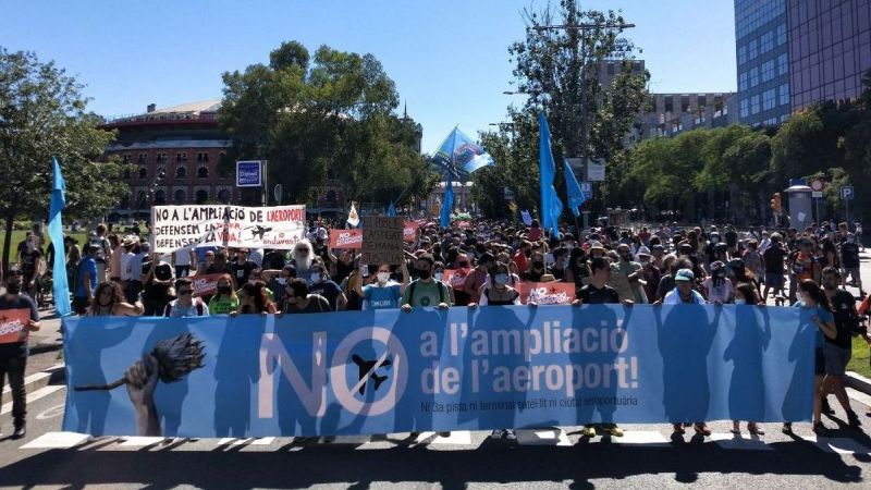 Barcelona: miles de personas marcharon contra la ampliación del aeropuerto El Prat