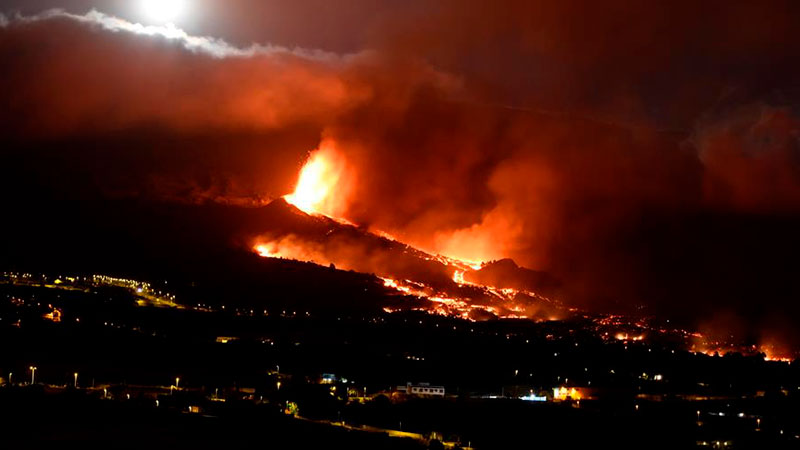 El río de lava del volcán de La Palma cubre 103 hectáreas y arrasa al menos 183 casas de camino hacia el mar