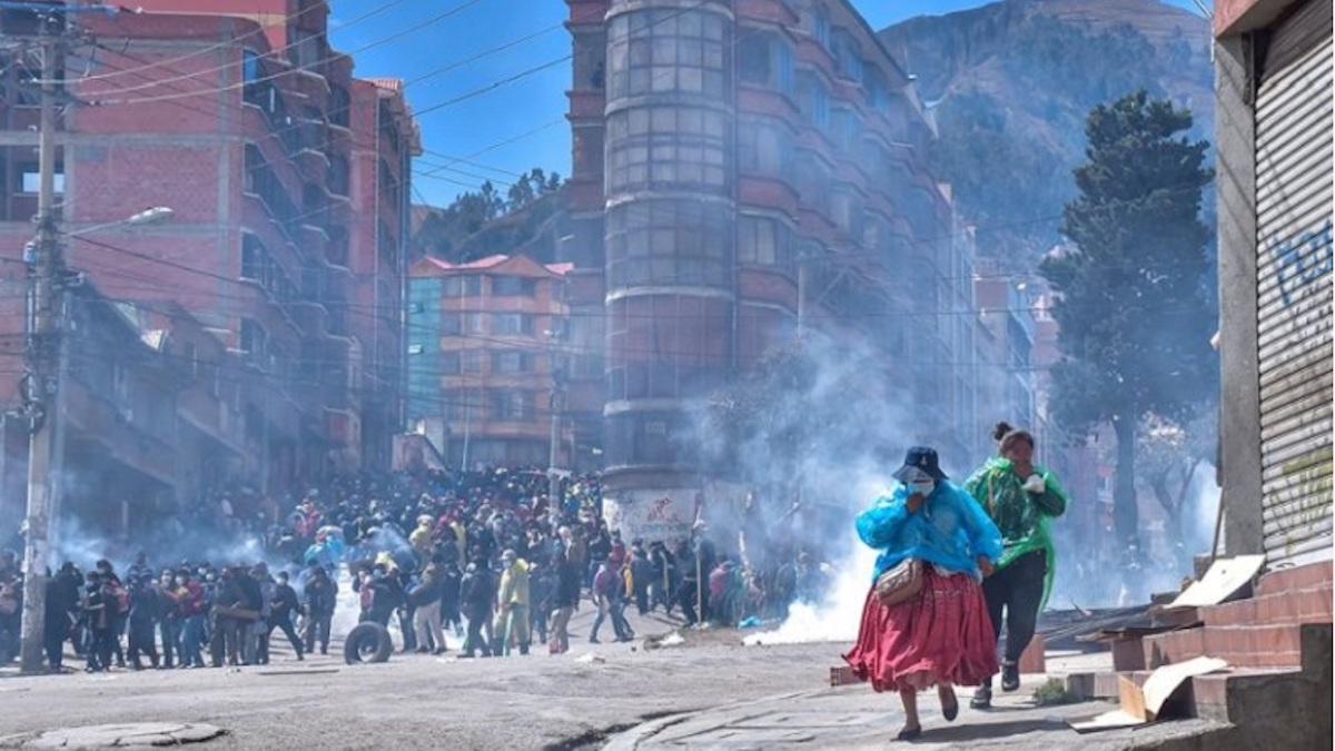 Se agrava el conflicto cocalero en Bolivia: represión y patrulleros incendiados