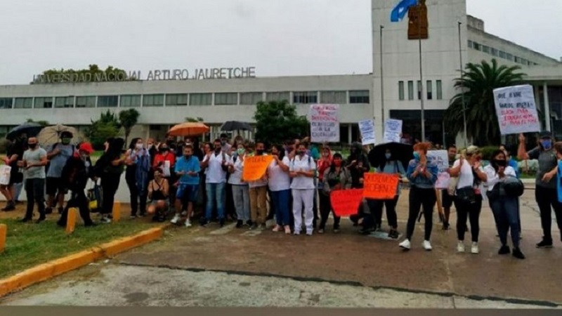 Nuevo reclamo de estudiantes de enfermería en la UNAJ: no los dejan recibirse