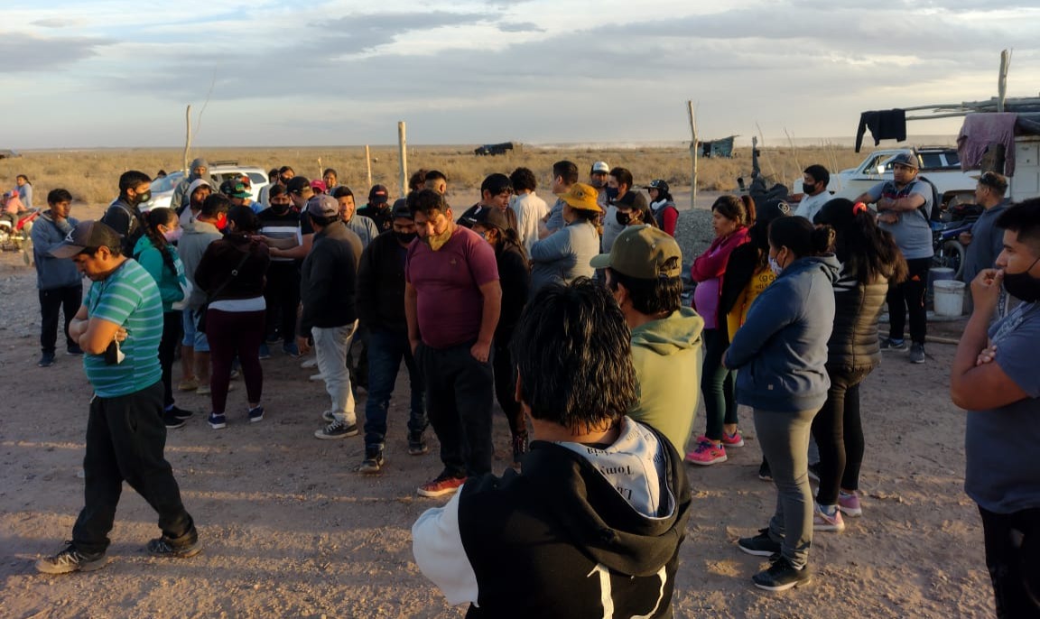 Más de cien familias de Centenario exigen formalizar sus terrenos y que se retire la policía