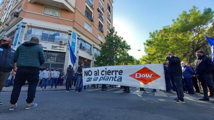 Dow retrocede a la amenaza de cierre.