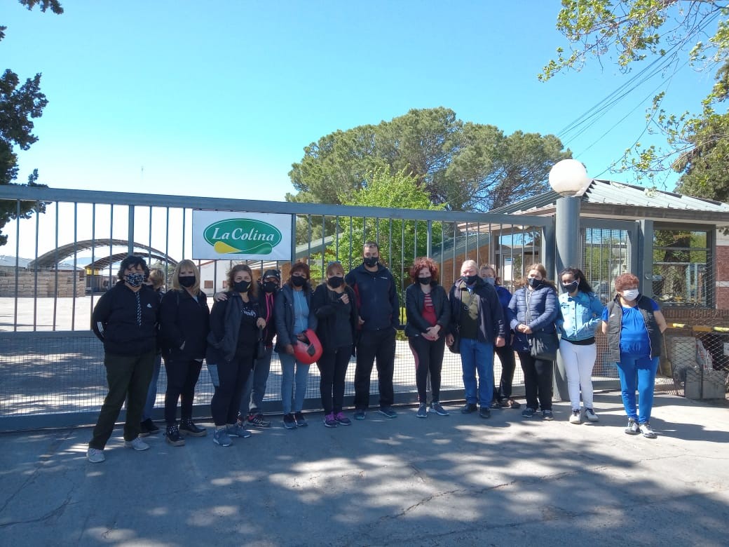 Trabajadores temporarios de La Colina reclaman haberes en la puerta de la fábrica