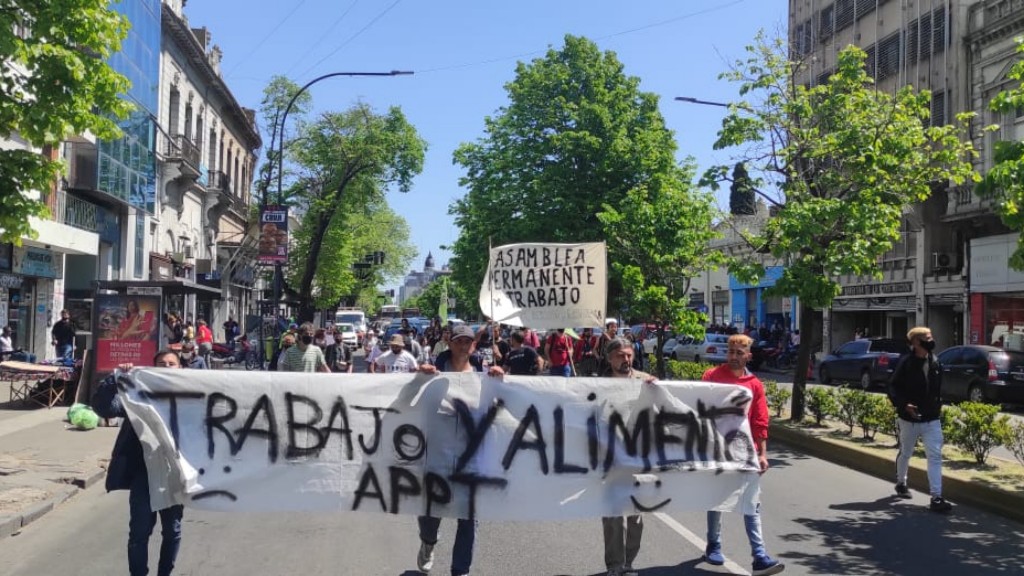 Precarizados y desocupados movilizaron en reclamo de trabajo y alimentos en La Plata