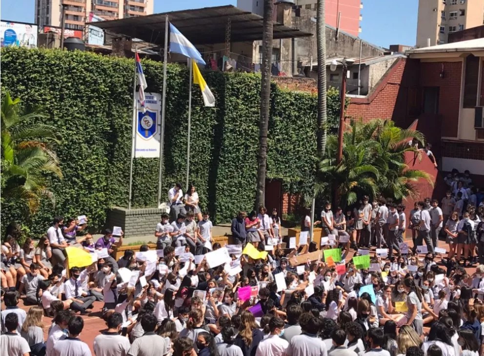 Escándalo en exclusivo colegio secundario católico por casos de acoso sexual a alumnas 